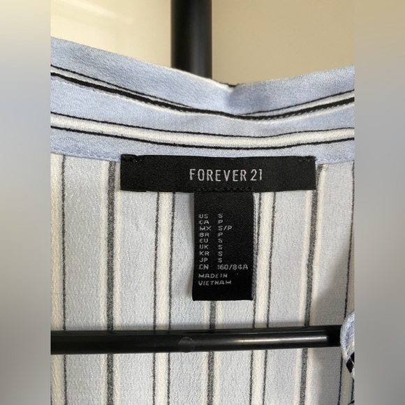 FOREVER21 Striped cropped button down. Blue, black and white - Picture 3 of 5